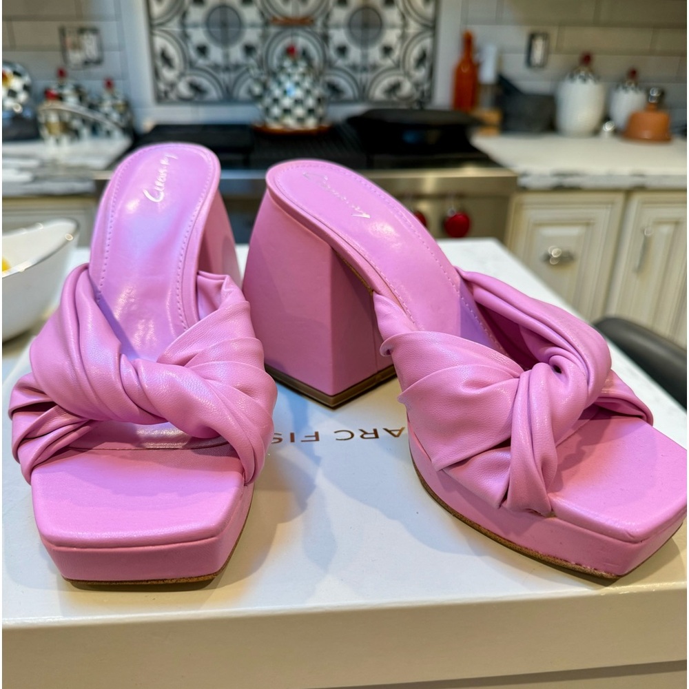 Circus by Sam Edelman
NWT “Marianna" Women's Chunky
Mules Pink Sz 7.5M